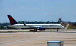 N6709 @ KATL - Taxi Atlanta - by Ronald Barker