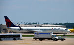 N898DN @ KATL - Taxi Atlanta