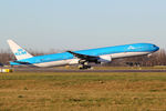 PH-BVR @ EHAM - at spl - by Ronald