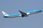 PH-BVW @ EHAM - at spl - by Ronald