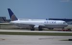 N652UA @ KORD - Boeing 767-322 - by Mark Pasqualino