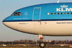 PH-AOF @ EHAM - at spl - by Ronald
