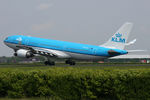 PH-AOA @ EHAM - at spl - by Ronald