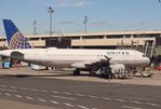 N425UA @ KEWR - Airbus A320-232