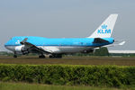 PH-BFT @ EHAM - at spl - by Ronald