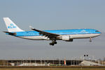 PH-AOF @ EHAM - at spl - by Ronald