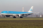 PH-AKD @ EHAM - at spl - by Ronald