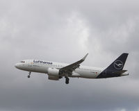 D-AINQ @ CPH - D-AINQ landing rw 22L - by Erik Oxtorp