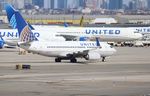 N14735 @ KEWR - Boeing 737-724
