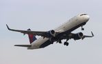N323DN @ KATL - DAL A321 zx ATL-PHX - by Florida Metal