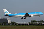 PH-AKD @ EHAM - at spl - by Ronald