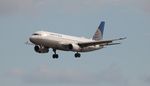 N488UA @ KMIA - UAL A320 zx EWR-MIA - by Florida Metal