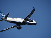 N355JB @ KHPN - 2013 Embraer ERJ-190-100IGW
Takeoff - by Haldan Dickinson