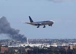 N781UA @ KLAX - UAL 772 zx EWR-LAX (warehouse fire a few miles SE) - by Florida Metal
