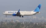N37278 @ KLAX - UAL 737-8 zx CLE-LAX - by Florida Metal