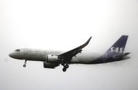 EI-SIW @ CPH - EI-SIW landing rw 22L in rather low visibility - by Erik Oxtorp