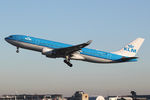 PH-AOB @ EHAM - at spl - by Ronald