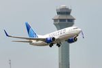 N39728 @ KORD - B737 United Airlines  Boeing 737-724 N39728 UAL463 ORD-SNA - by Mark Kalfas