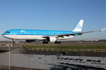 PH-AKA @ EHAM - at spl - by Ronald