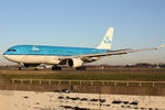 PH-AOM @ EHAM - at spl - by Ronald
