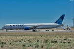 N77066 @ LPPT - United B764 at LPPT - by João Pereira