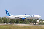 N75436 @ KRSW - United Flight 1740 arrives on Runway 6 at Southwest Florida International Airport following flight from Chicago-O’Hare International Airport - by Suncoast Spotter