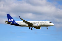 EI-SCB @ CPH - EI-SCB landing rw 22L - by Erik Oxtorp