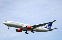 LN-RKT @ CPH - LN-RKT landing rw 22L - by Erik Oxtorp