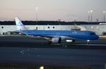 PH-AXA @ ESSA - Twy U - by wijken