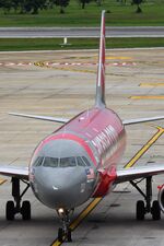9M-DAE @ VTBD - AirAsia A320 getting closer - by FerryPNL