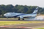 4X-EKA @ EGGW - Luton - by Chris Hall