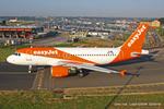 OE-LON @ EGGW - Luton - by Chris Hall