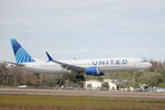 N77585 @ KRSW - United Flight 1573 arrives on Runway 6 at Southwest Florida International Airport following flight from Houston-Bush Intercontinental Airport - by Suncoast Spotter