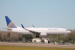 N76254 @ KRSW - United Flight 335 arrives on Runway 6 at Southwest Florida International Airport following flight from Chicago-O’Hare International Airport - by Suncoast Spotter