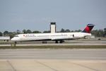 N907DE @ KSRQ - Delta Flight 1146 arrives on Runway 14 at Sarasota-Bradenton International Airport following a flight from Detroit Metro-Wayne County International Airport - by Suncoast Spotter