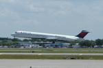 N908DL @ KSRQ - Delta Flight 1678 arrives on Runway 32 at Sarasota-Bradenton International Airport following a flight from Hartsfield Jackson Atlanta International Airport - by Suncoast Spotter