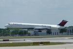 N920DE @ KSRQ - Delta Flight 1678 arrives on Runway 32 at Sarasota-Bradenton International Airport following a flight from Hartsfield-Jackson International Airport - by Suncoast Spotter