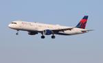 N303DN @ KLAX - DAL A321 zx dtw-lax - by FloridaMetal
