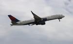N537US @ KATL - DAL 752 zx atl-tpa - by FloridaMetal