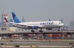 N673UA @ KEWR - Boeing 767-322 - by Mark Pasqualino