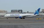 N672UA @ KEWR - Boeing 767-322 - by Mark Pasqualino