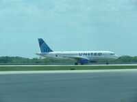 N456UA @ 1050 - Slowing for turn - by 30295