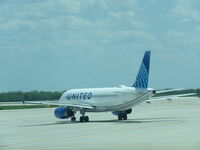 N456UA @ 1050 - Taxiing out - by 30295