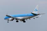 PH-EZV @ EGSH - Landing at Norwich.