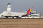 HL7421 @ LOWW - Asiana Cargo 747-400 - by Andy Graf