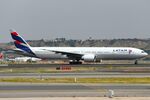 PT-MUJ @ LEMD - Latam B773 lining-up - by FerryPNL