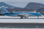 G-BYAW @ LOWS - Thomson 757-200