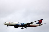 N411DX @ EKCH - N411DX landing rw 22L - by Erik Oxtorp