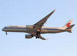 B-1080 @ LEBL - Landing rwy 24R - by Shunn311