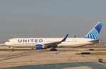 N652UA @ KORD - Boeing 767-322 - by Mark Pasqualino
